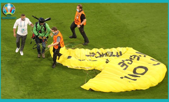 EURO 2020'deki Almanya - Fransa maçında paraşütlü protesto