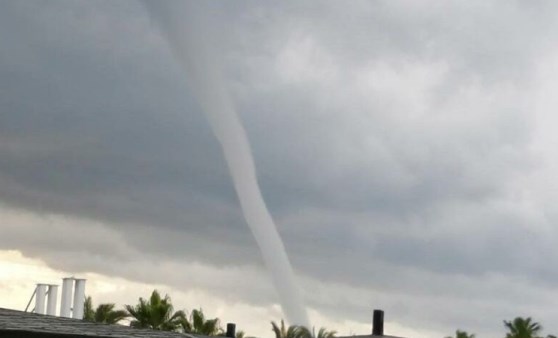 Antalya’da korkutan hortum kamerada