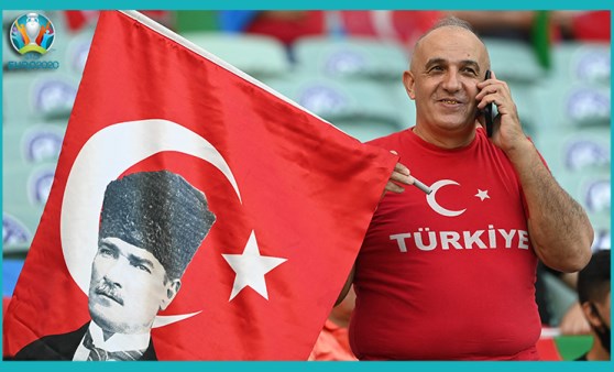 Azerbaycanlı taraftarlar, Galler'e karşı Türkiye'yi destekliyor