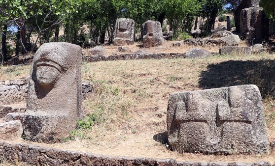 Yüzlerce heykel açık havada sergileniyor