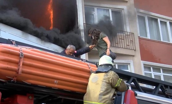 Beyoğlu'nda halı yıkama fabrikasında çıkan yangın 5 katlı binaya sıçradı