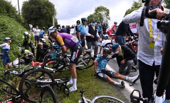 Tour de France’de seyircinin açtığı pankart kazaya sebep oldu