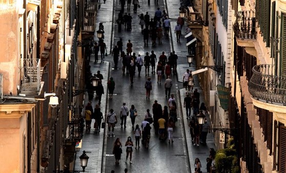 Salgının en çok vurduğu İtalya, açık havada maskeyi çıkardı