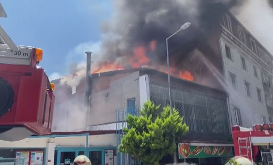 Esenyurt'ta kebapçıda çıkan yangın, yandaki binalara sıçradı