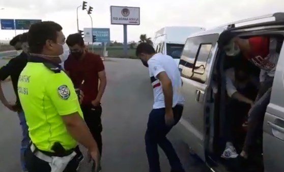 Adana'da 8 kişilik minibüste 14 yolcu