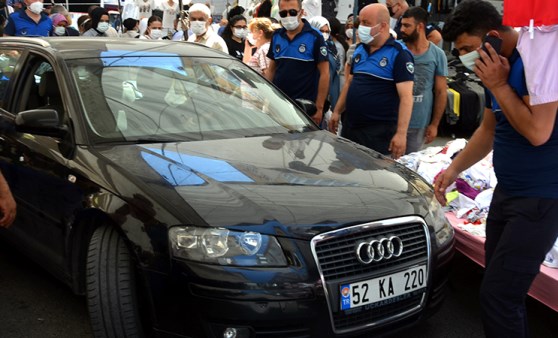 Avcılar’daki pazarda ilginç anlar: Pazarcı tezgah açabilmek için otomobili yolun ortasına taşıdı