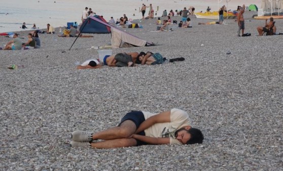 Sıcaktan bunalanlar Konyaaltı sahilinde sabahladı