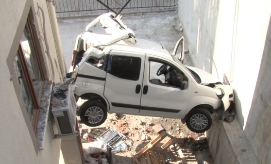 Maltepe'de fren yerine gaza bastı, 5 metreden aşağı uçtu: 1 ağır yaralı