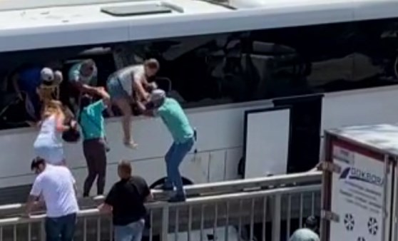 Kaza yapan otobüsün kapıları açılmayınca turistler camları kırıp otobüsten atladı