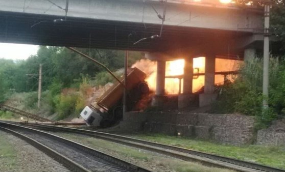 Rusya'da köprüden düşen kamyon, doğalgaz boru hattını patlattı