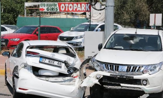 Otoparkta kontrolden çıkan aracın kazası kamerada