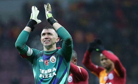 Galatasaray'ın kalecisi Fernando Muslera'dan 10. yıl paylaşımı