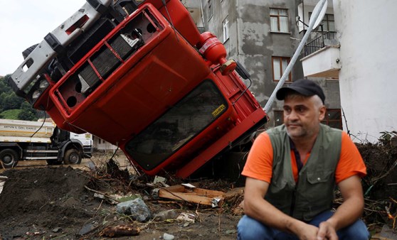 Artvin'de sel gitti, çamur kaldı