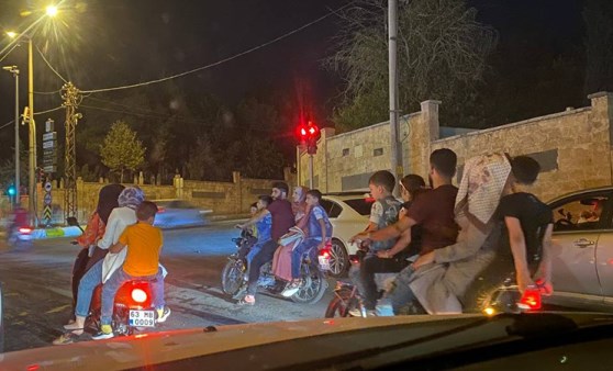 Şanlıurfa’da 3 motosiklette 15 kişi yolculuk etti