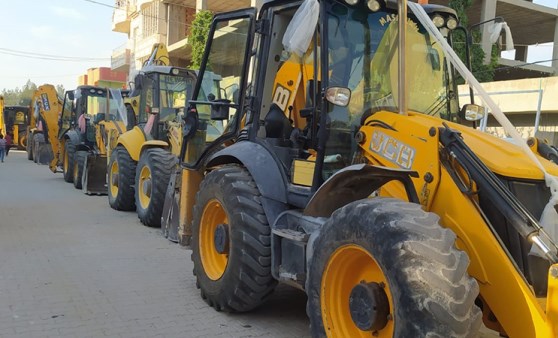 Mardin’de kepçe operatörünün düğün konvoyu kepçelerle oldu