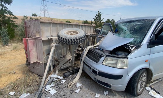 Minibüs traktöre çarptı: 7 yaralı