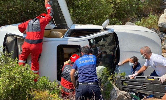 Şarampole yuvarlanan araçtan itfaiye ekipleri tarafından çıkarıldı