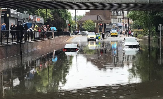 Londra'daki şiddetli yağış sele neden oldu