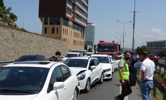 Pendik'te zincirleme kaza: 2 yaralı