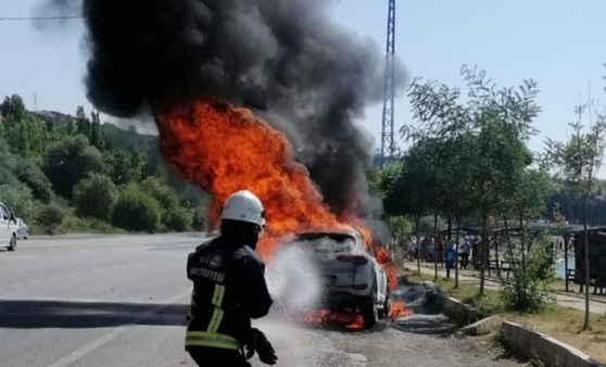 Seyir halindeki otomobil alev alev yandı (26.07.2021)