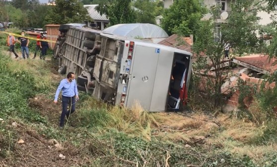 Memurları taşıyan otobüs ile otomobil çarpıştı: 18 yaralı