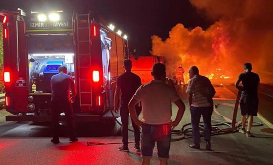 Devrilen TIR'da yangın çıktı, araçta mahsur kalan sürücü yangında öldü