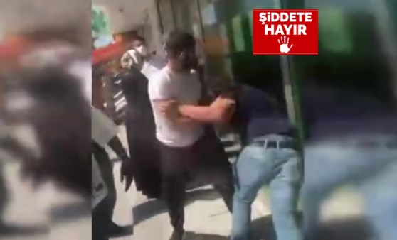 ATM önünü ringe çevirdiler! Sıra kavgası kamerada