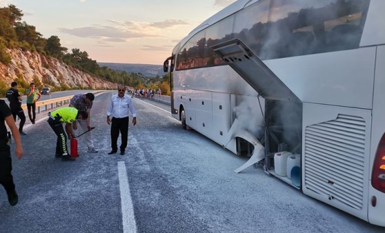 Turistleri taşıyan otobüste yangın paniği