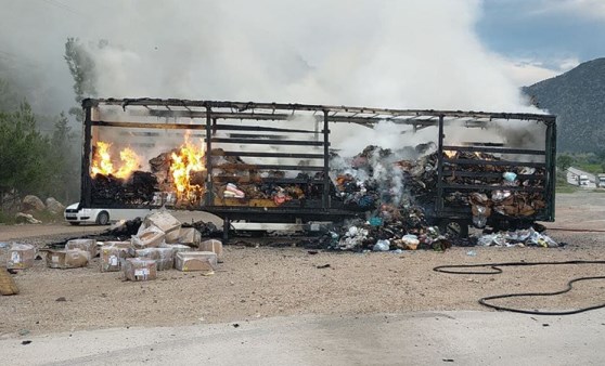 Tekstil ve kozmetik ürünleri yüklü TIR yandı