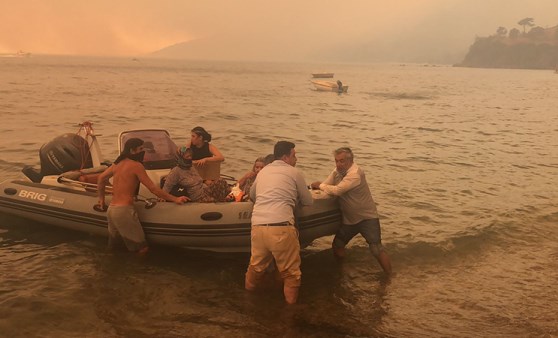 Botlar, tekneler seferber oldu, mahalleli yangından kurtarılıyor