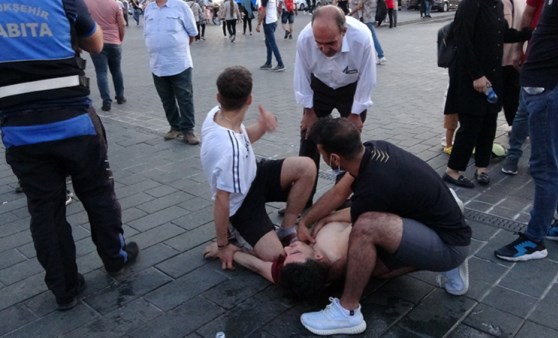 Taksim Meydanı’nda yere yığılan kalp hastası gence yurttaşlar müdahale etti