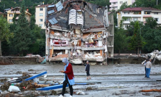 Batı Karadeniz'i sel vurdu: Kastamonu'da yaşamını yitirenlerin sayısı 11'e yükseldi