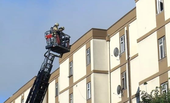 Başakşehir'de ayakkabı atölyesinde çatı yangını