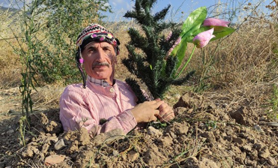 Toprağı kazıp kendini diri diri gömdü