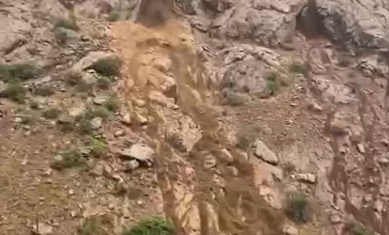 Hakkari-Van karayolunda toprak kayması böyle görüntülendi