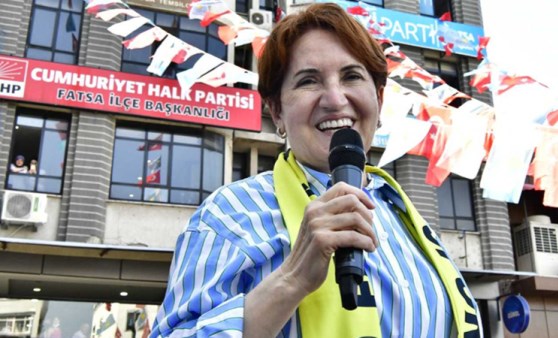 Mikrofon arıza çıkarınca Akşener espriyi patlattı