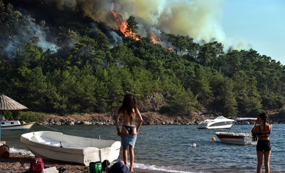 Marmaris’te tatil ve yangın bir arada