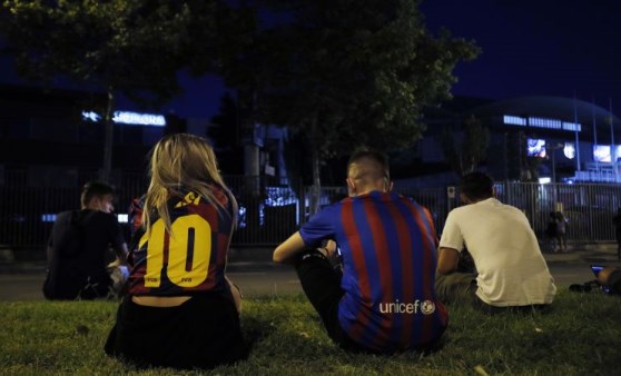 Barcelonalı taraftarlar Lionel Messi için Camp Nou'da toplandı