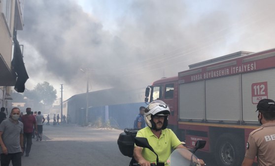 Bursa'da tekstil fabrikasında yangın...Siyah dumanlar yükseliyor