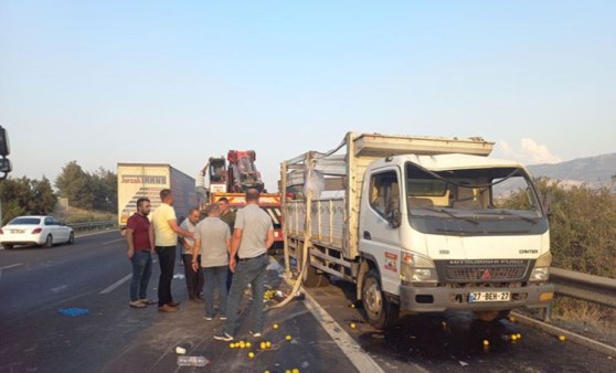 Adana-Gaziantep Otoyolunda meyve sebze taşıyan kamyon devrildi