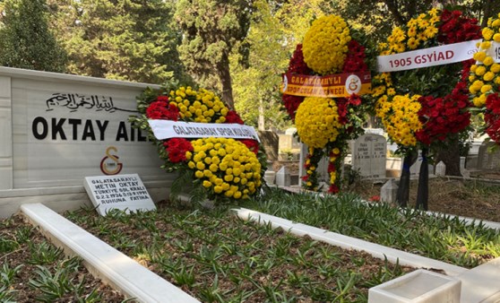 Metin Oktay, kabri başında anıldı