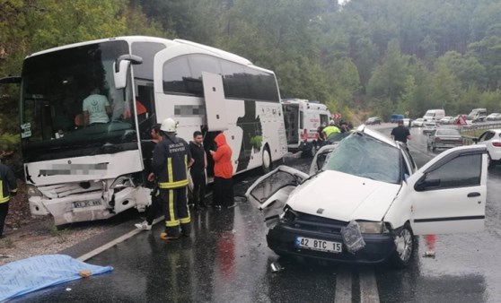 Yolcu otobüsü, otomobille çarpıştı! Ölü ve yaralılar var