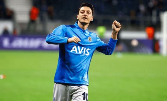 Eintracht Frankfurt tribünü Mesut Özil'e yabancı madde attı