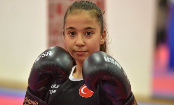 12 yaşındaki Ayşegül Yıldız, muay thai sporunda Avrupa birincisi