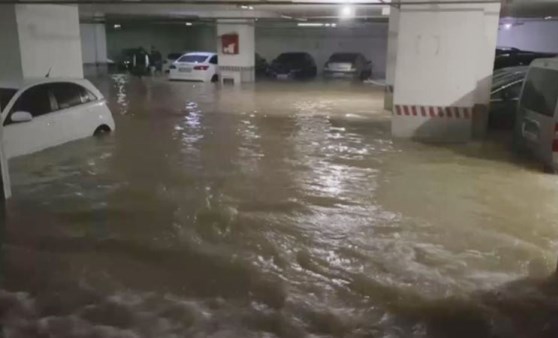 Şebeke borusu patladı, sitenin otoparkını su bastı