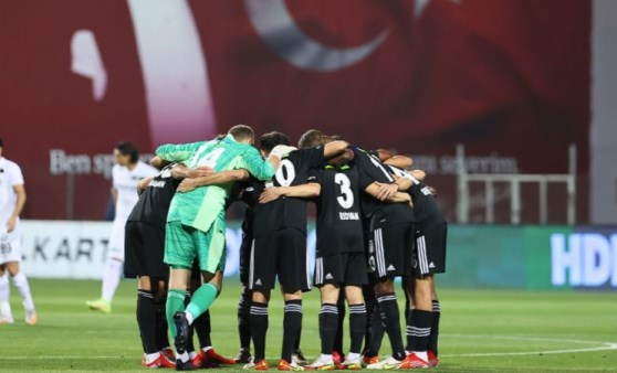 Beşiktaş'ta Gökhan Töre'nin performansı taraftarlarca eleştirildi