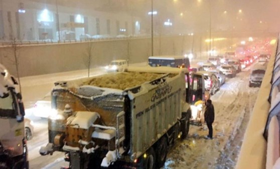 Gaziantep'te kar esareti: 900 araç mahsur