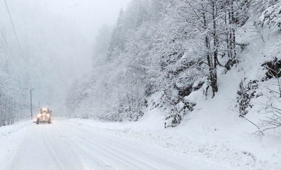 Karadeniz'de kar esareti; 1644 köy ve mahalle yolu kapandı, okullar tatil