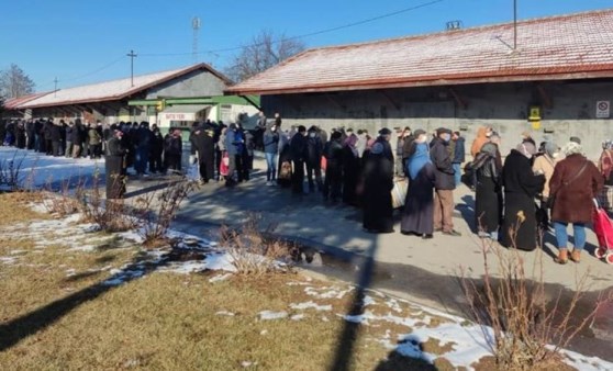 Dondurucu soğuğa rağmen yurttaşlar ucuz yağ kuyruğu oluşturdu