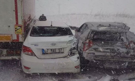 Arnavutköy'de çok sayıda kaza meydana geldi: Yollar kapandı